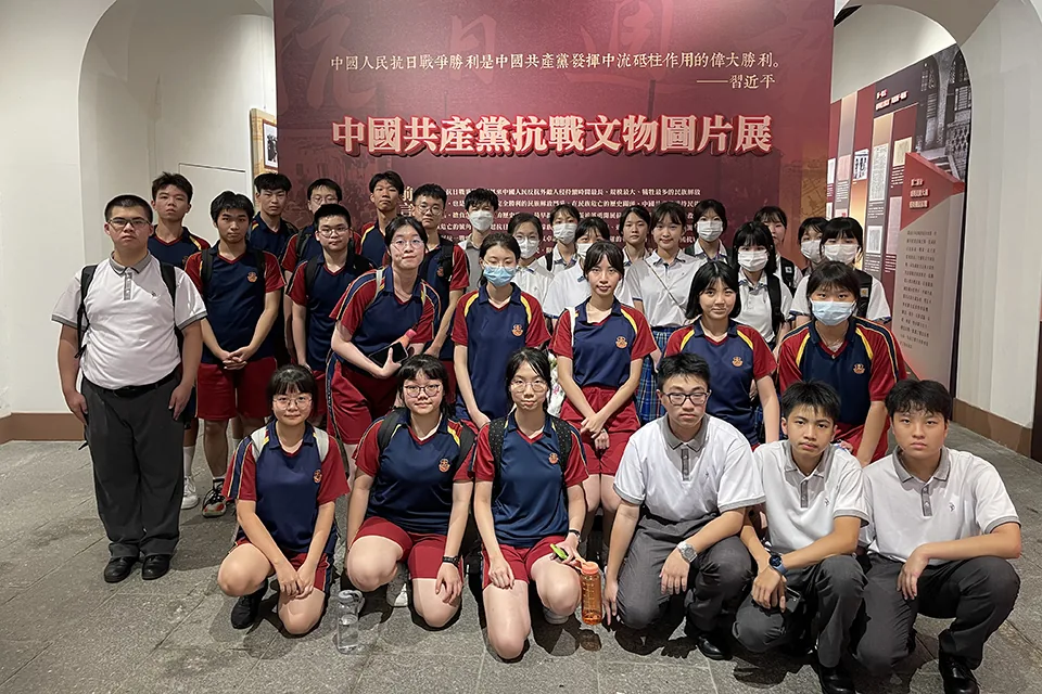 我校高中學生參觀《中國共產黨抗戰文物圖片展》