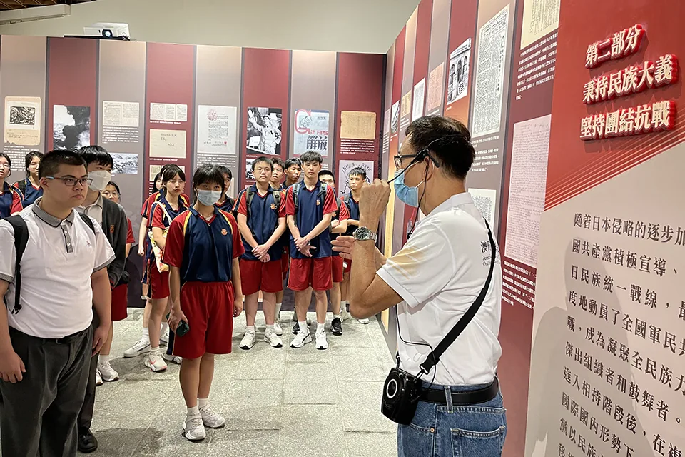 我校高中學生參觀《中國共產黨抗戰文物圖片展》