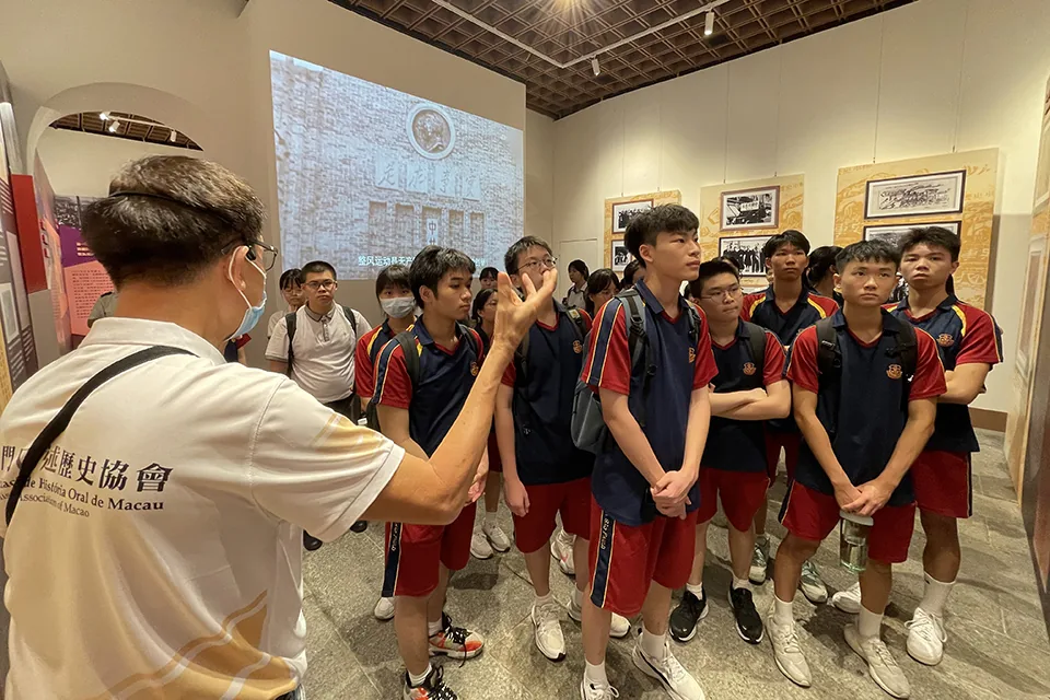 我校高中學生參觀《中國共產黨抗戰文物圖片展》
