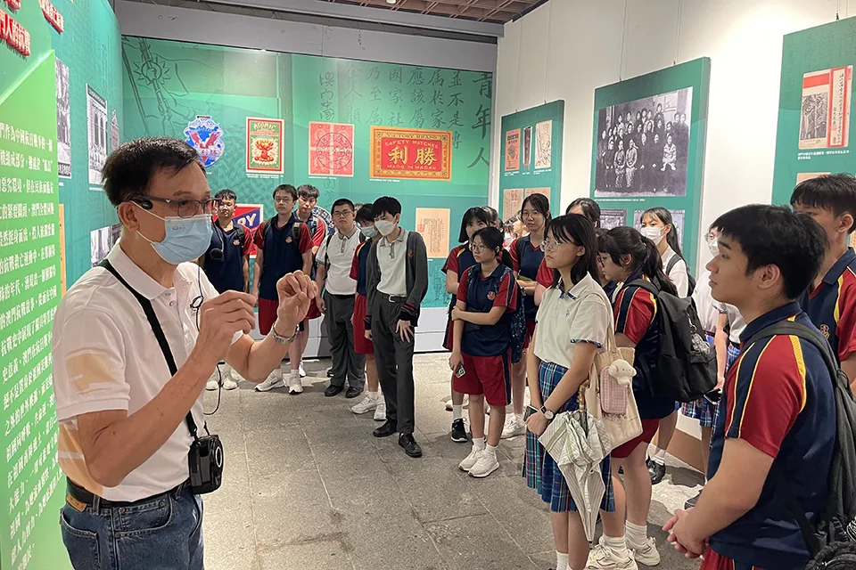 我校高中學生參觀《中國共產黨抗戰文物圖片展》