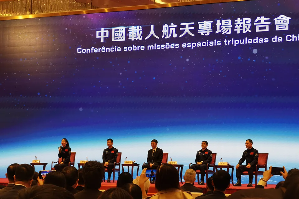 我校師生參與中國載人航天專場報告會