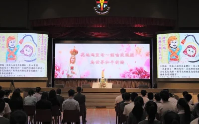 師生誦唸玫瑰經
