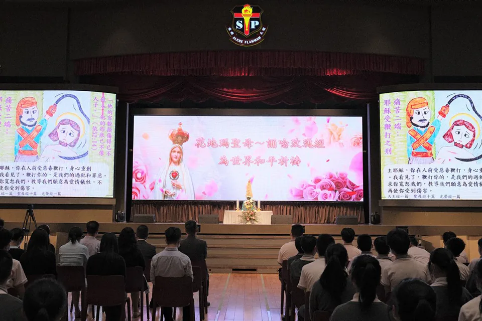 師生誦唸玫瑰經