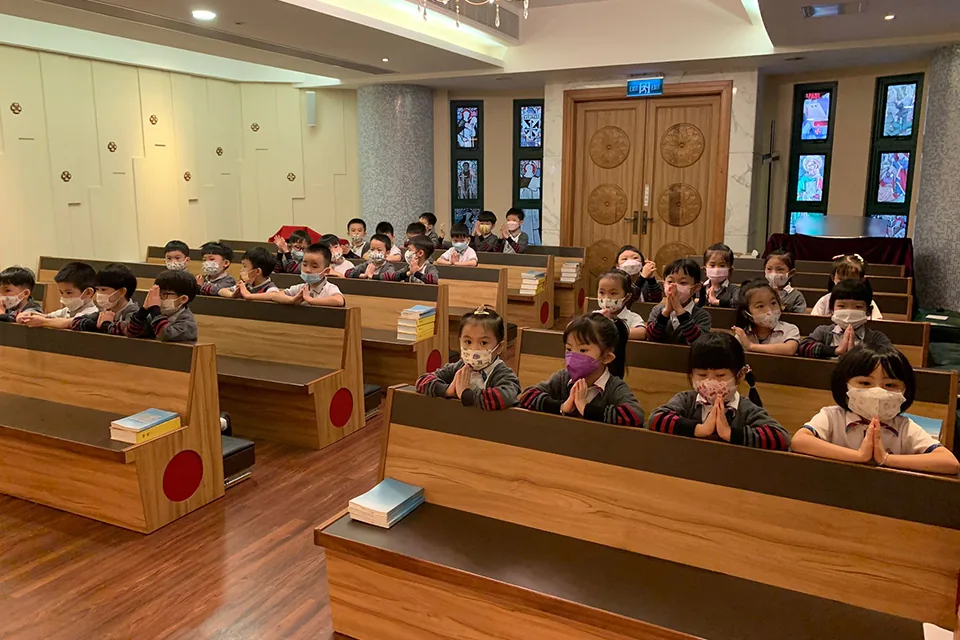 師生誦唸玫瑰經