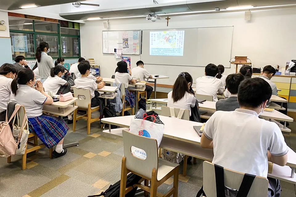 師生誦唸玫瑰經