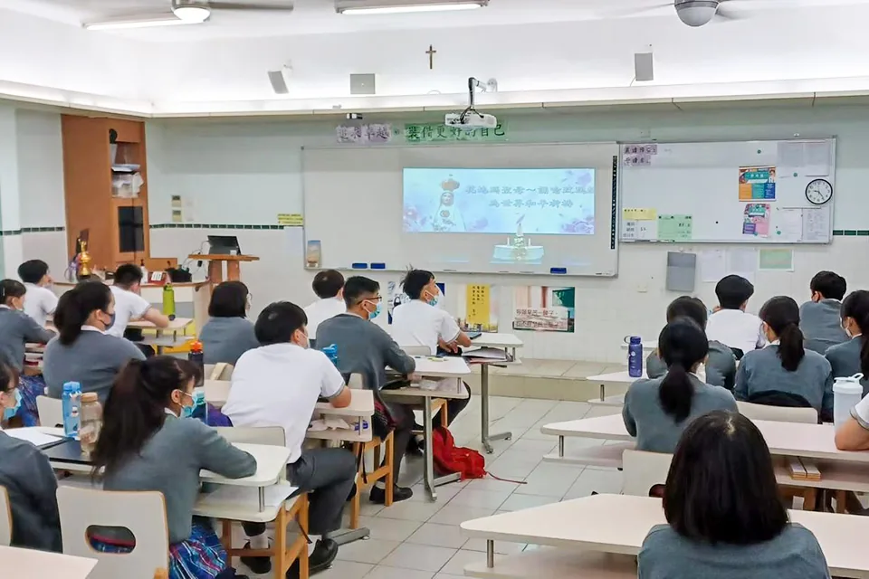 師生誦唸玫瑰經