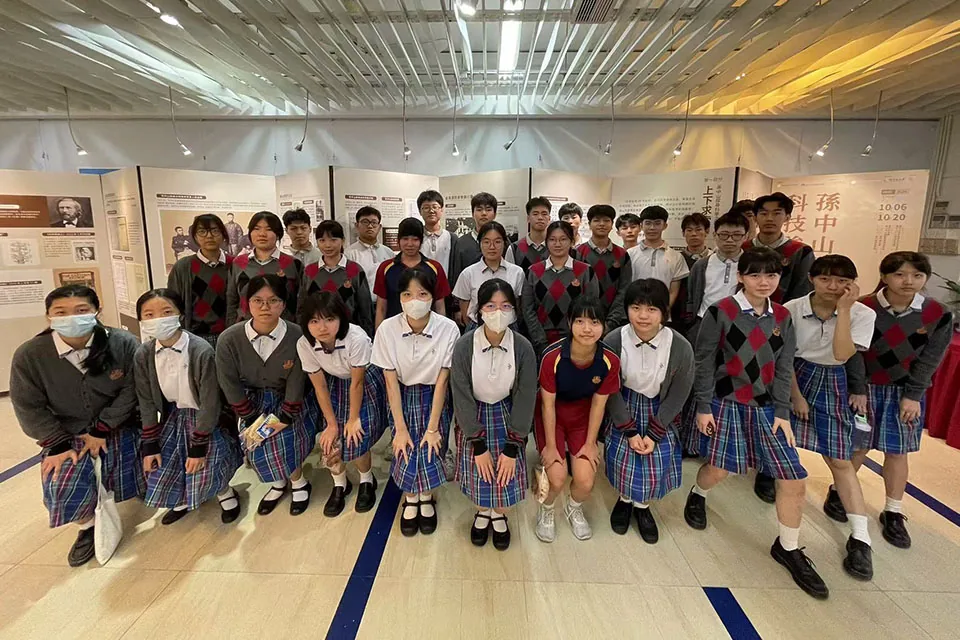 參觀「孫中山的科技強國夢」圖片展