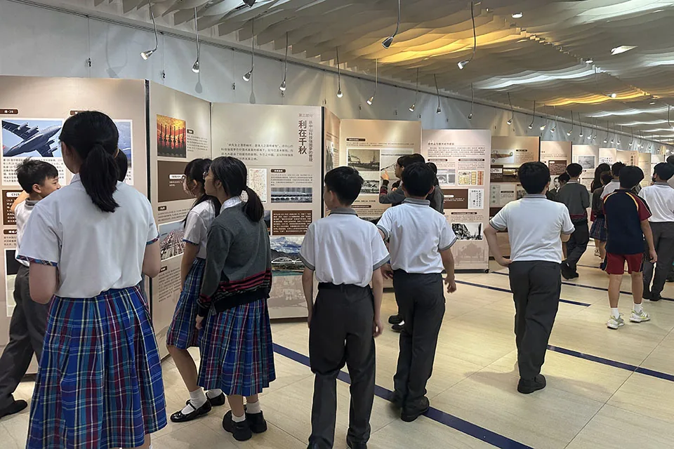 參觀「孫中山的科技強國夢」圖片展