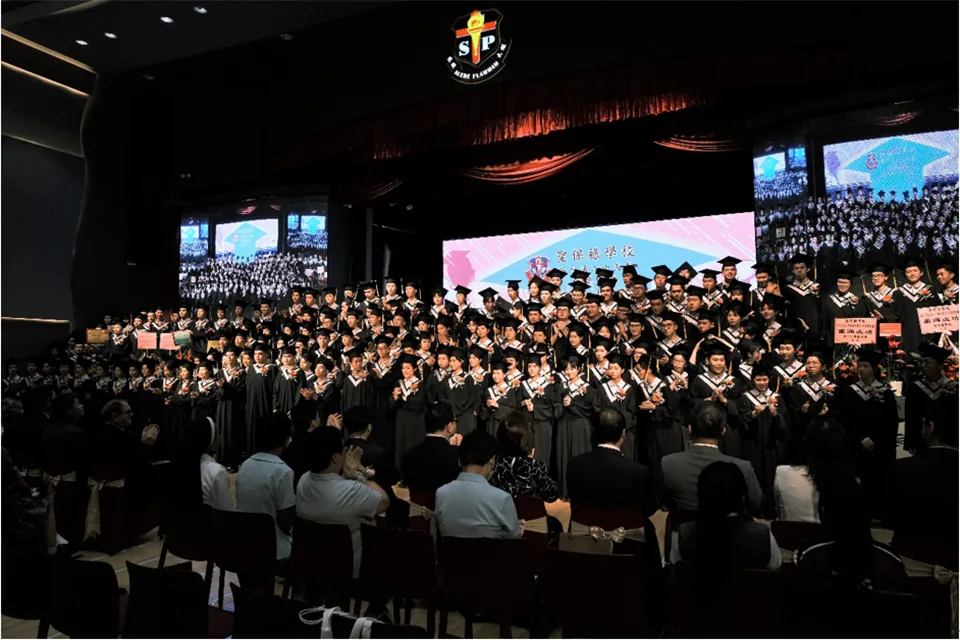 中學畢業典禮溫情洋溢