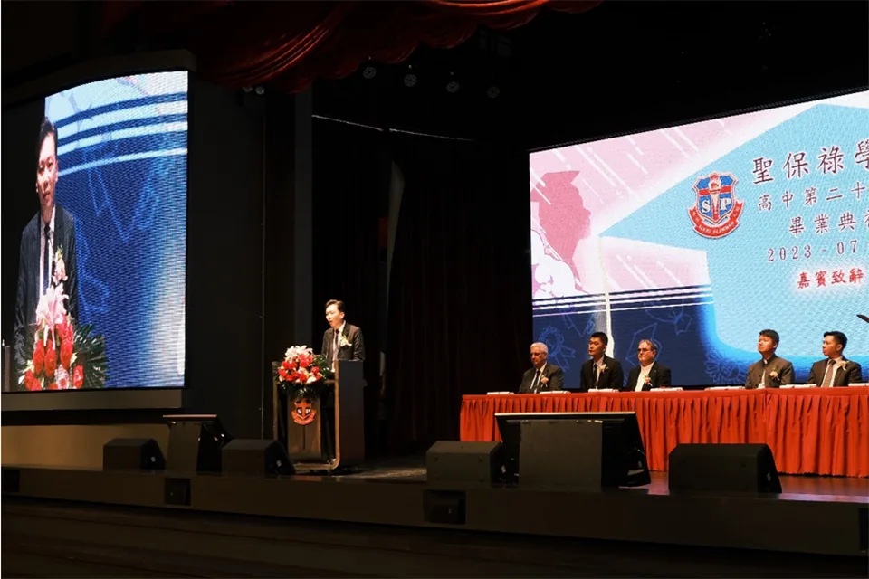 中學畢業典禮溫情洋溢