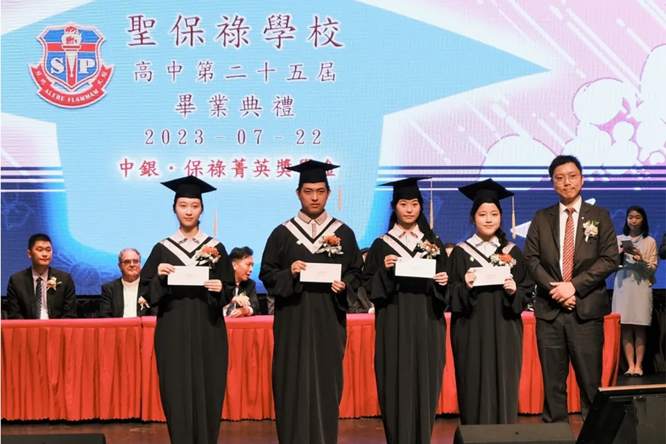 中學畢業典禮溫情洋溢