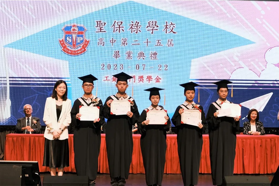 中學畢業典禮溫情洋溢