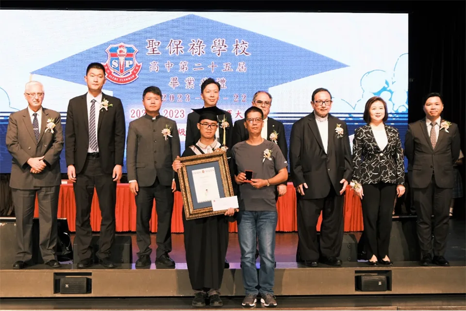中學畢業典禮溫情洋溢