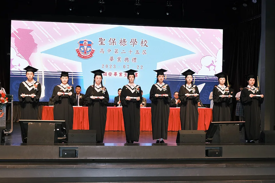 中學畢業典禮溫情洋溢