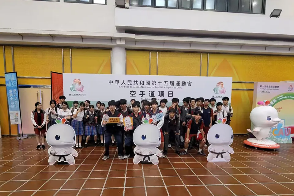 帶領學生為澳門空手道隊全運會比賽打氣