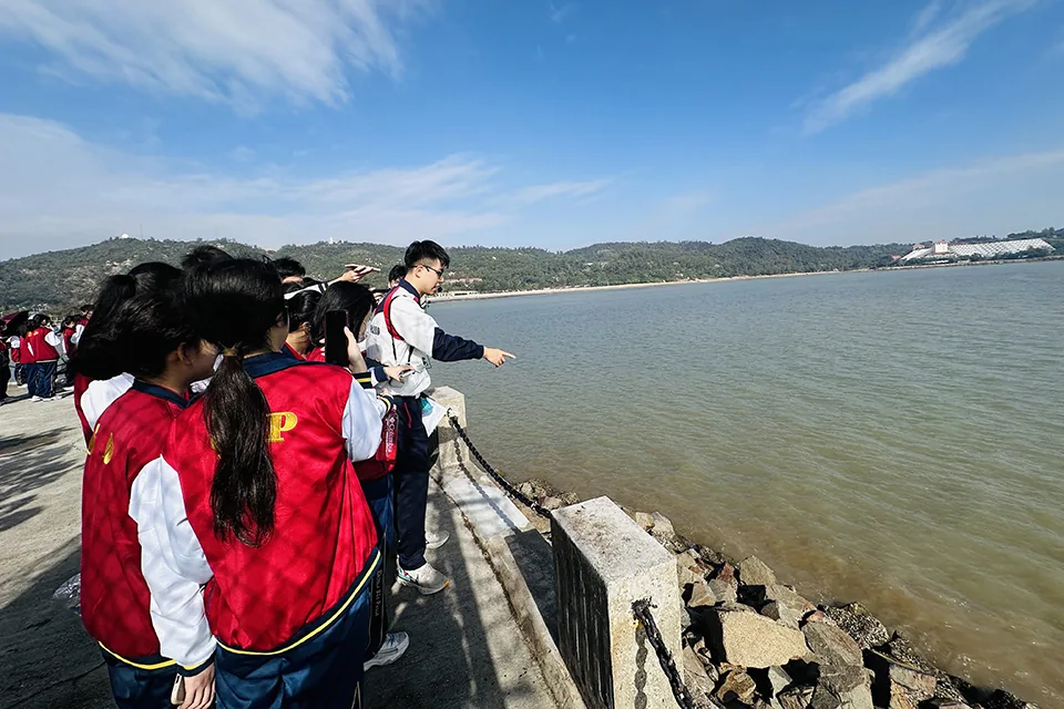 高一文組同學參加黑沙龍爪角地質考察活動