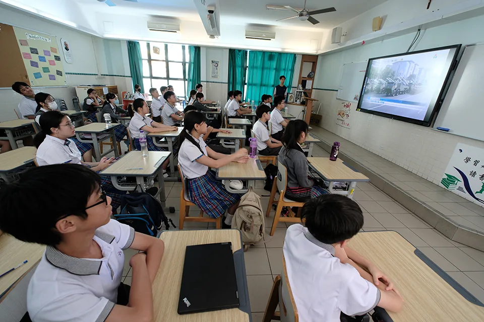 中學部組織全體師生觀看「紀念中國人民抗日戰爭暨世界反法西斯戰爭勝利80周年大會」直播