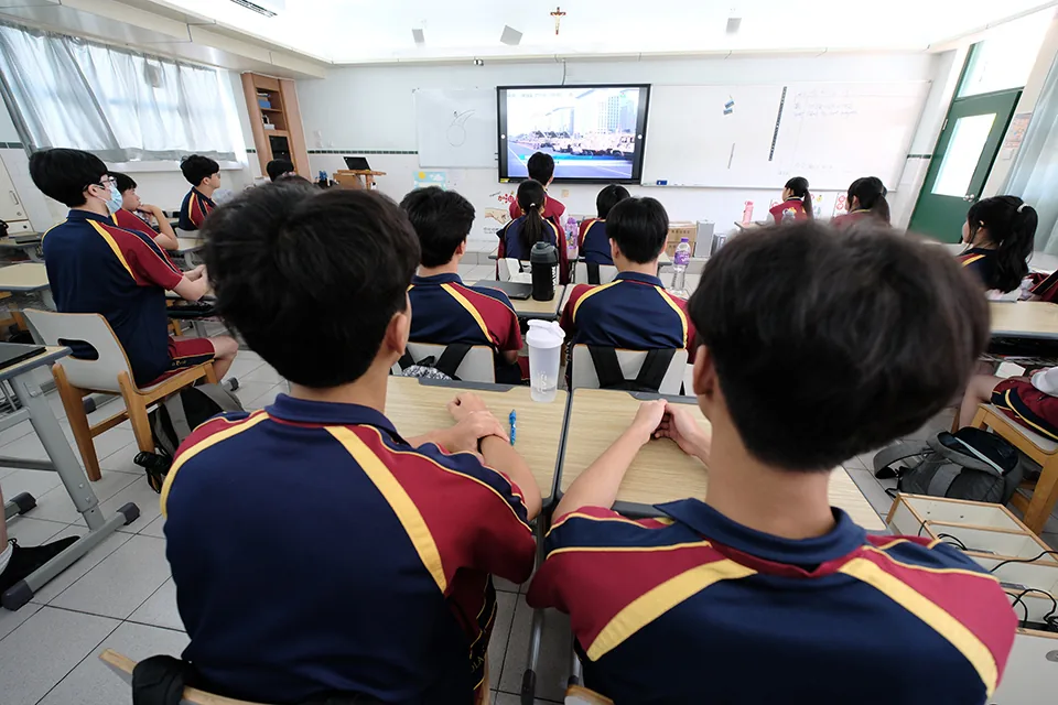 中學部組織全體師生觀看「紀念中國人民抗日戰爭暨世界反法西斯戰爭勝利80周年大會」直播