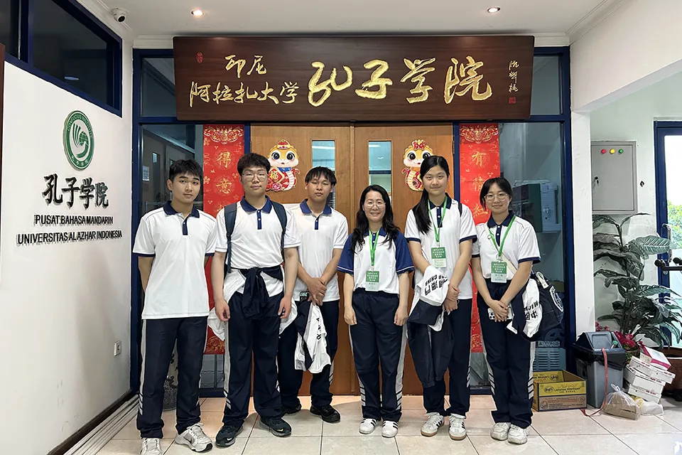 外交知識競賽獲奬學生訪印尼感受