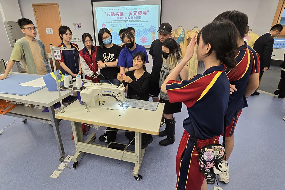 我校高中學生參加理工科職業技術工作坊
