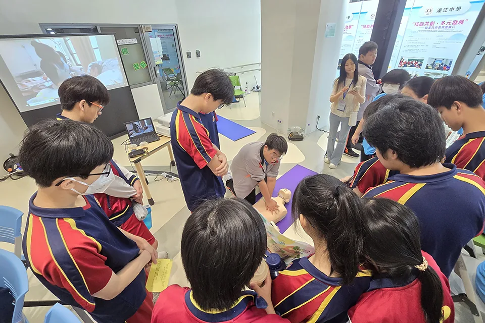 我校高中學生參加理工科職業技術工作坊