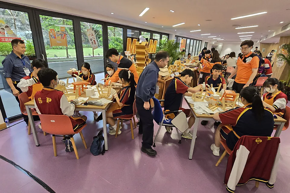 我校高中學生參加理工科職業技術工作坊