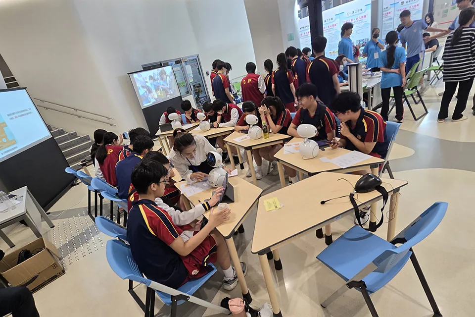 我校高中學生參加理工科職業技術工作坊
