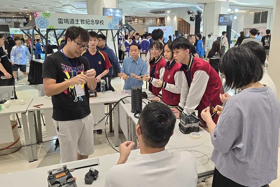 我校高中學生參加理工科職業技術工作坊
