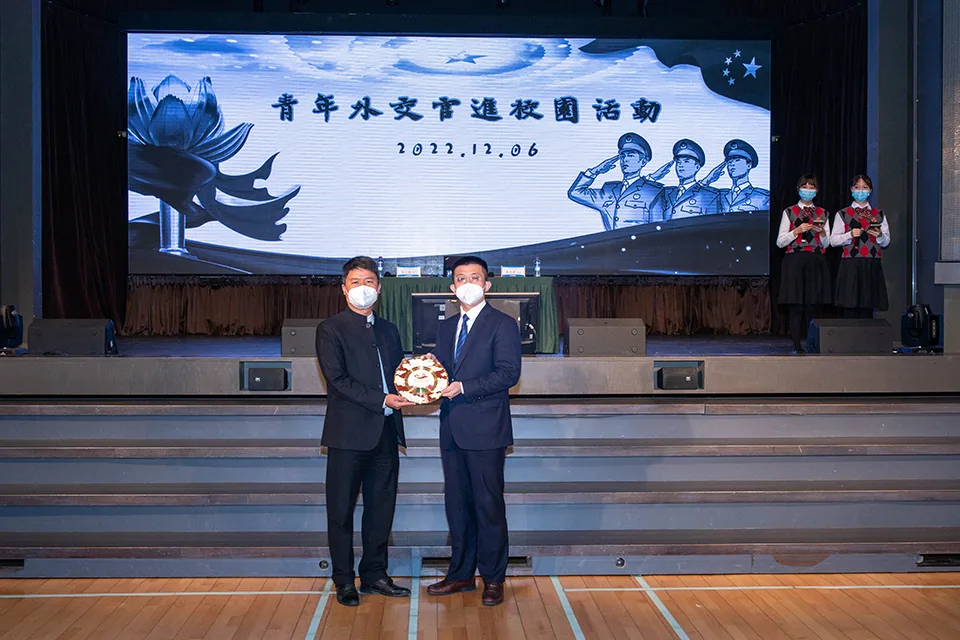 青年外交官走進聖保祿校園