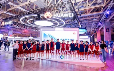 我校師生參加科技創新講座和參觀國際科技創新博覽會