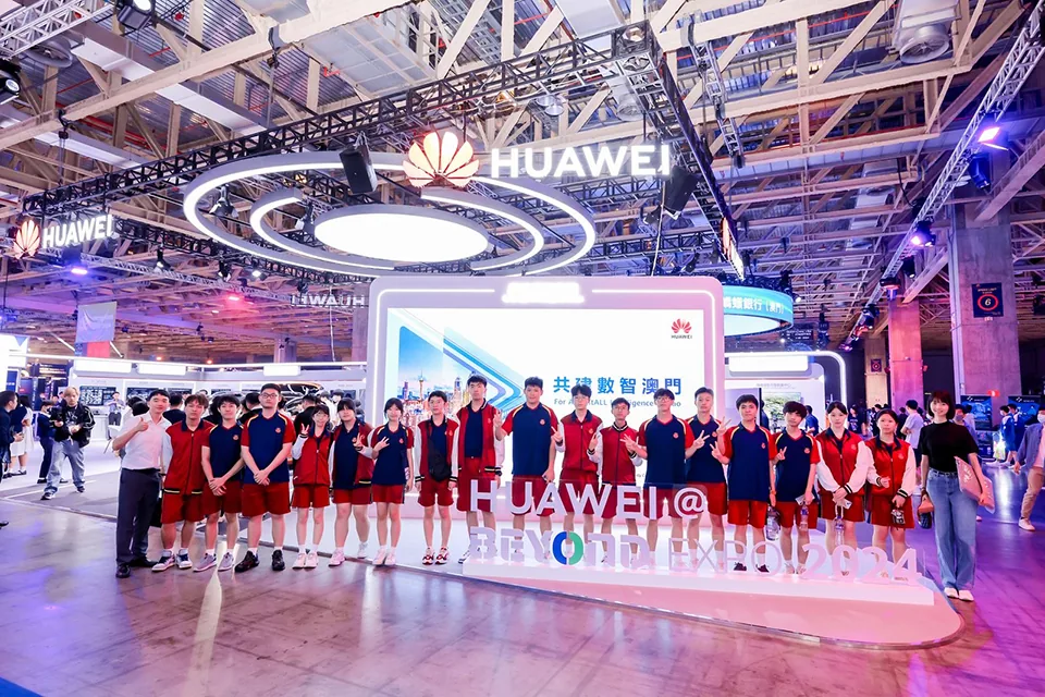 我校師生參加科技創新講座和參觀國際科技創新博覽會