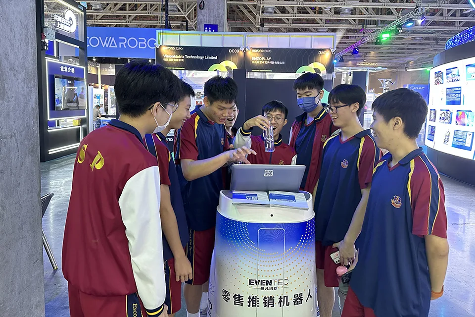 我校師生參加科技創新講座和參觀國際科技創新博覽會