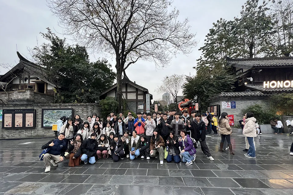 高二理組學生參加「感受山與城」四川科普保育文化研學團