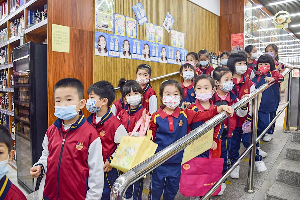 K3參觀超級市場