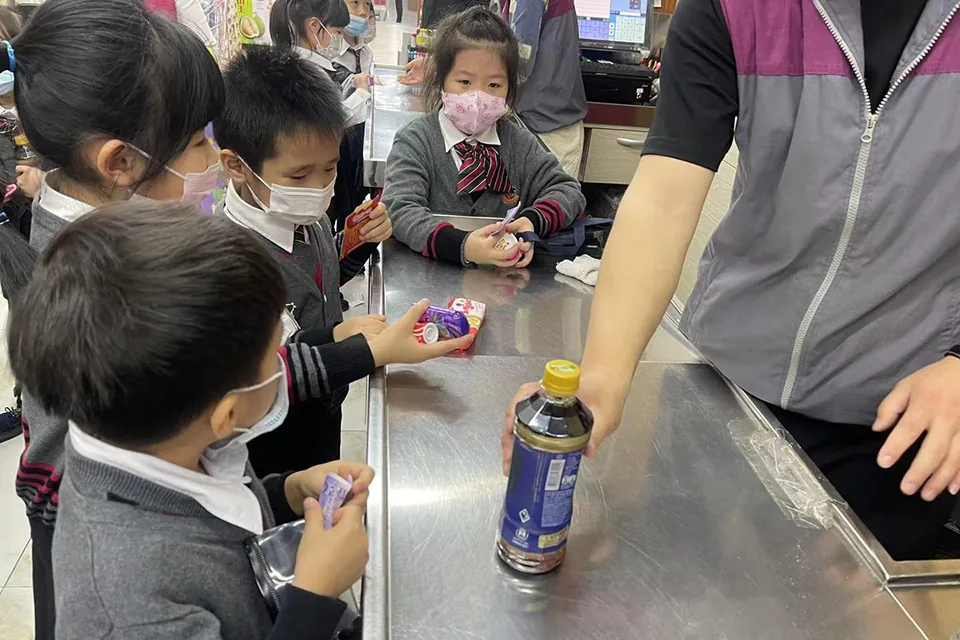 K3參觀超級市場
