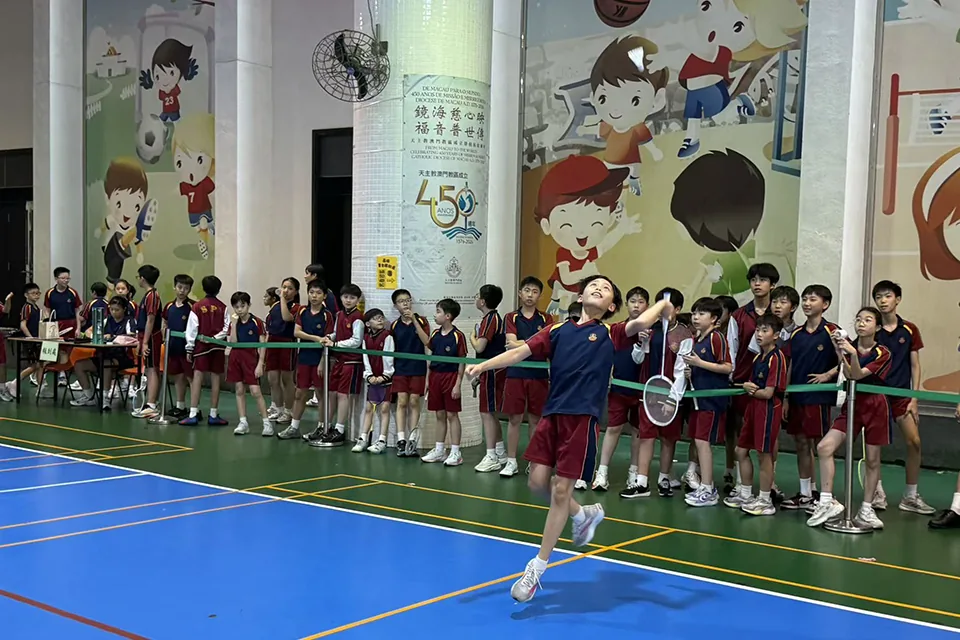 羽毛球中小組及高小組單打比賽