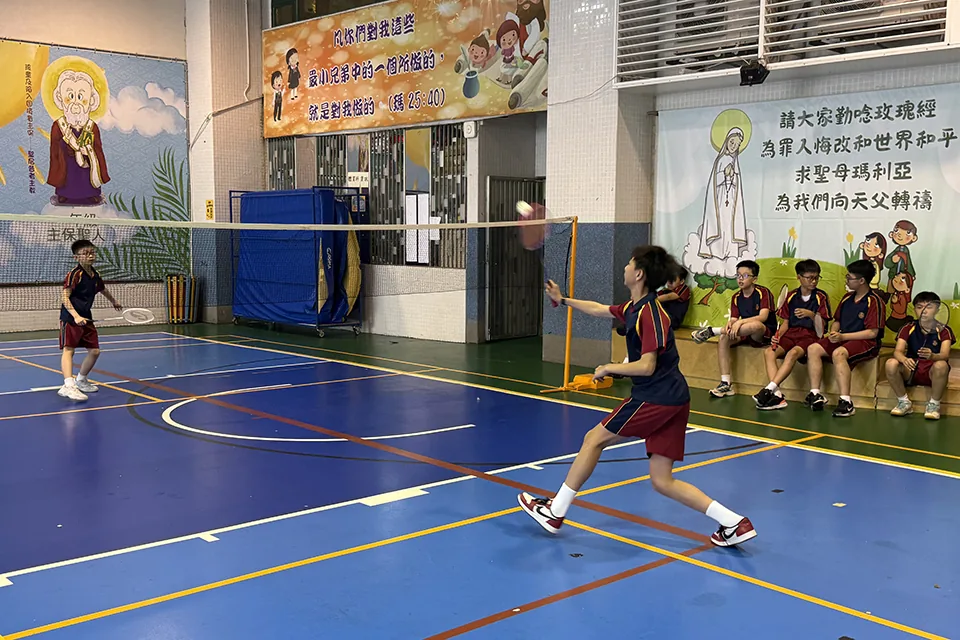 羽毛球中小組及高小組單打比賽