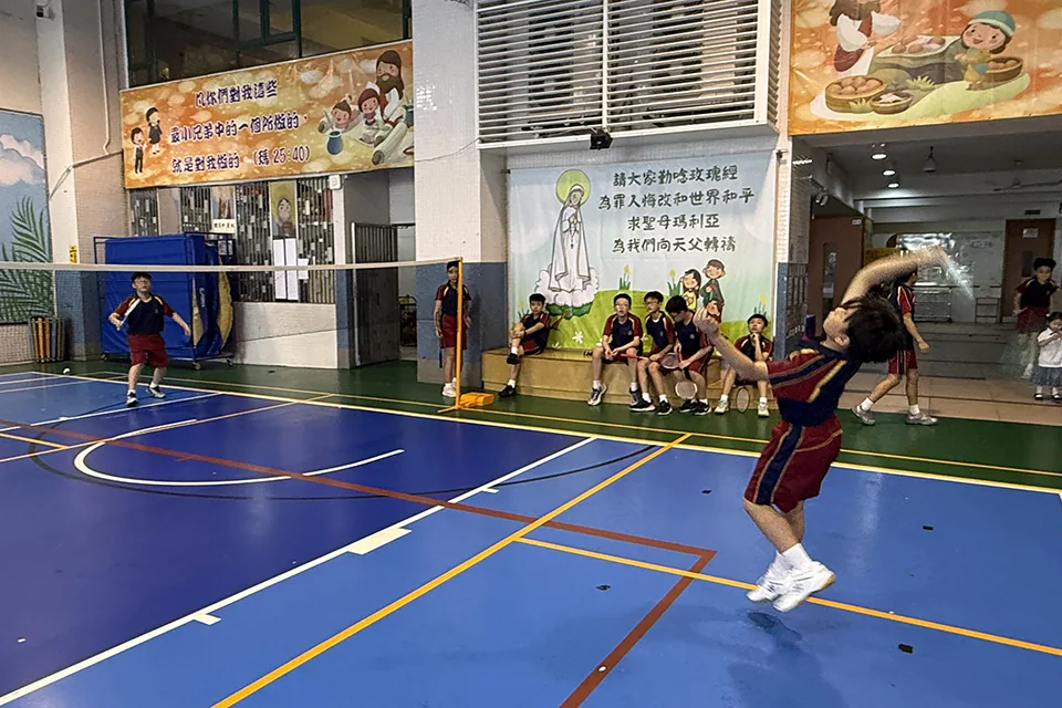 羽毛球中小組及高小組單打比賽