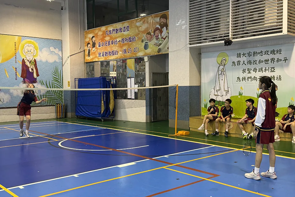 羽毛球中小組及高小組單打比賽