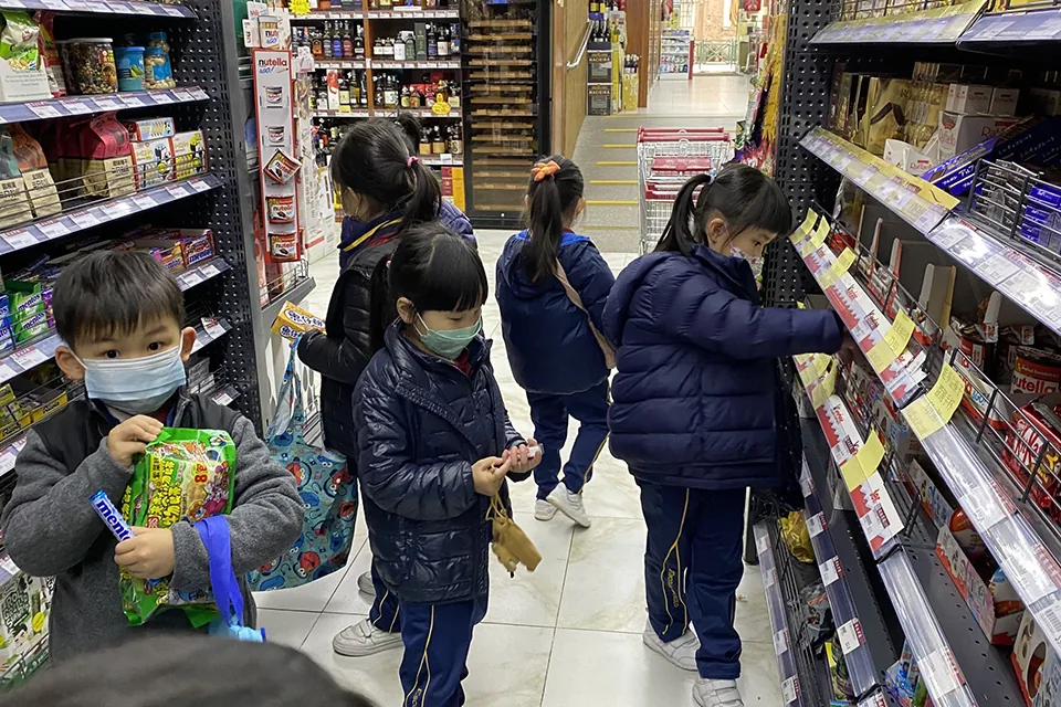 K3參觀超級市場