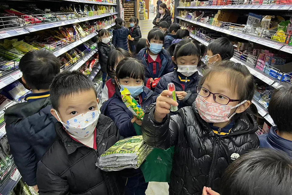 K3參觀超級市場