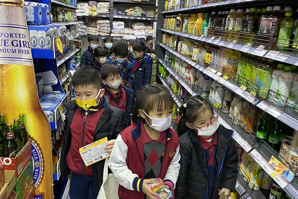 K3參觀超級市場