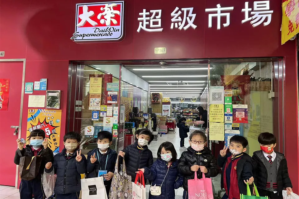K3參觀超級市場