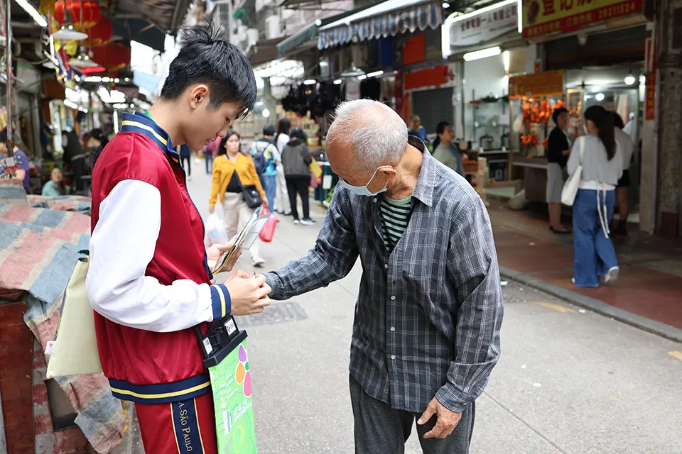 學生踴躍參與賣旗活動