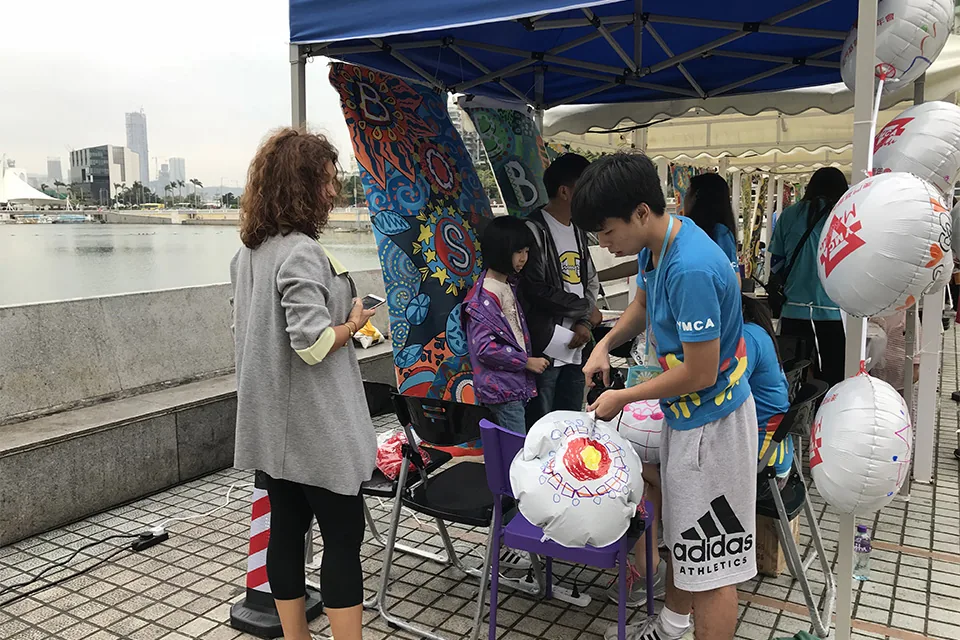 有圓相聚圓圈繪畫藝術展