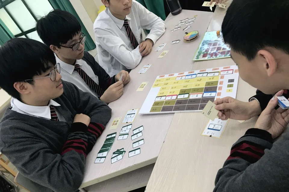 恭賀黃桂萍、鄭詩韻和馮惠景老師獲得化學元素週期表教具設計比賽一等獎