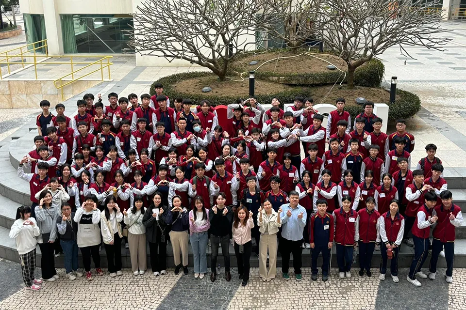 高二級同學參加“Along with You”Day Camp活動