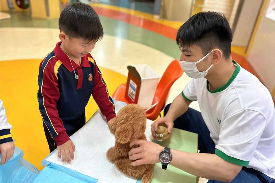 K2、K3學生參加市政署攤位遊戲