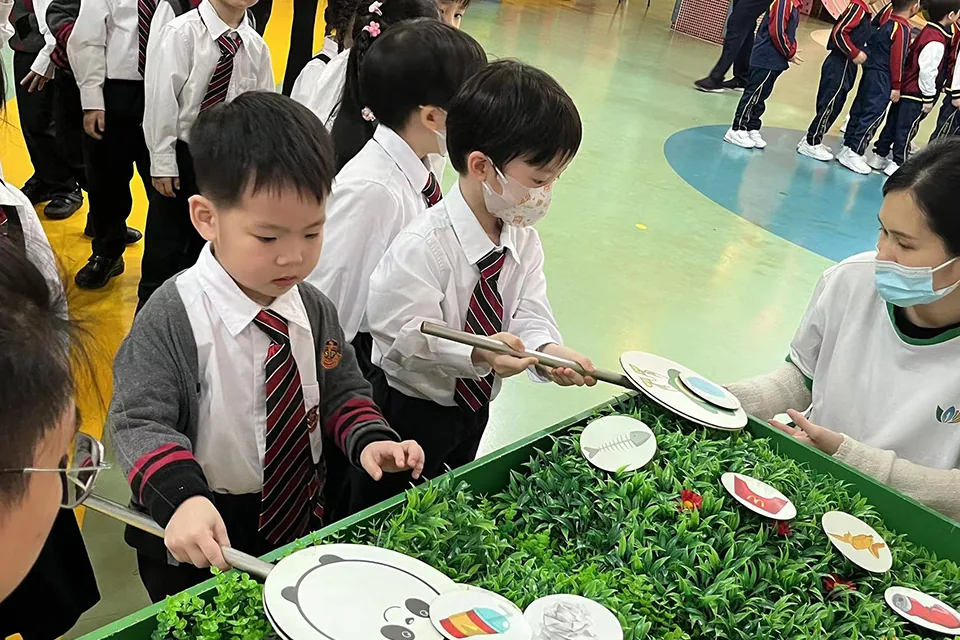 K2、K3學生參加市政署攤位遊戲