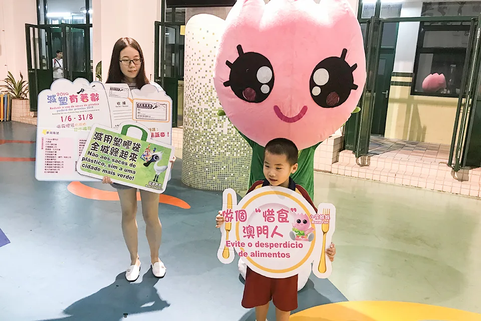 吉祥物遊走校園